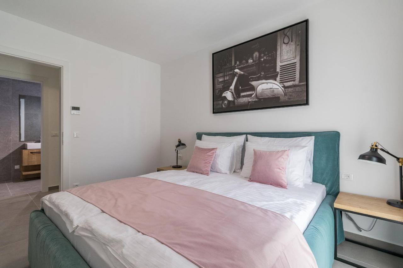 Luxury Apartments Magali 1 로비니 외부 사진
